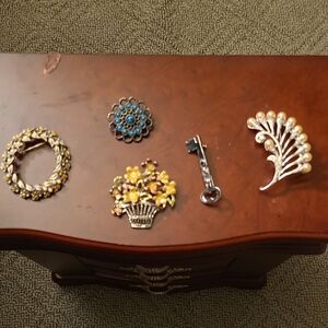 5 Piece Vintage Elegant Brooch Set